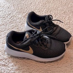 Women’s Nike Tanjun sneakers- Black, Size 8